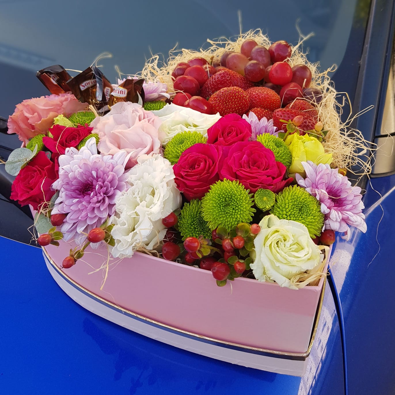 סידור פרחים בקופסה בצורת לב